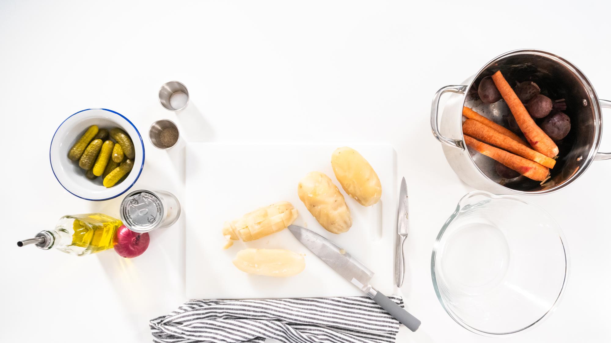 Dettaglio di salse e ingredienti organizzati