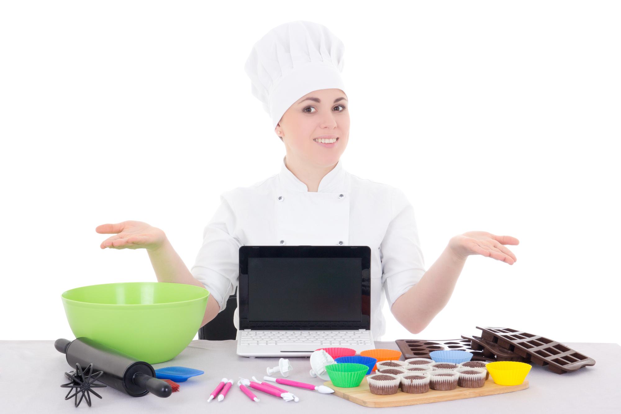 Chef che insegna in uno studio di cucina moderno